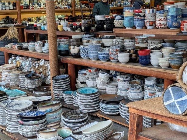 器のサイズや質感を見比べながら選べるのも、かっぱ橋道具街の醍醐味