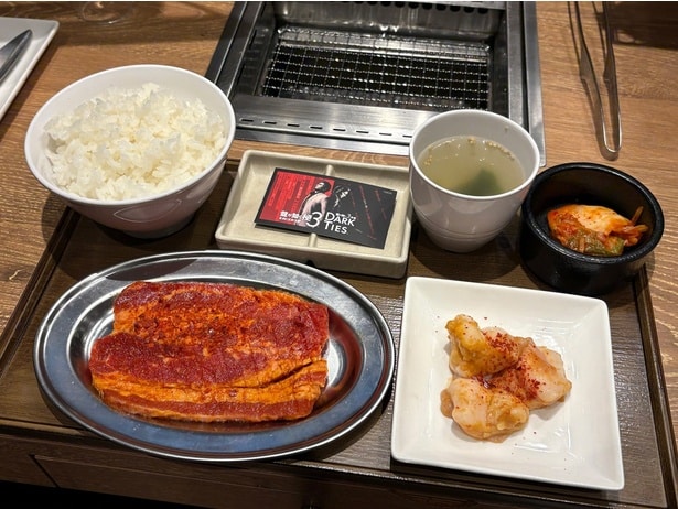 極上のカルビとホルモンを一緒に味わえる「神室町昭和通り店限定焼肉セット 極」 (1590円)