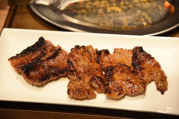 食べやすいサイズにカットした「龍が如くカルビ 極」 (940円)