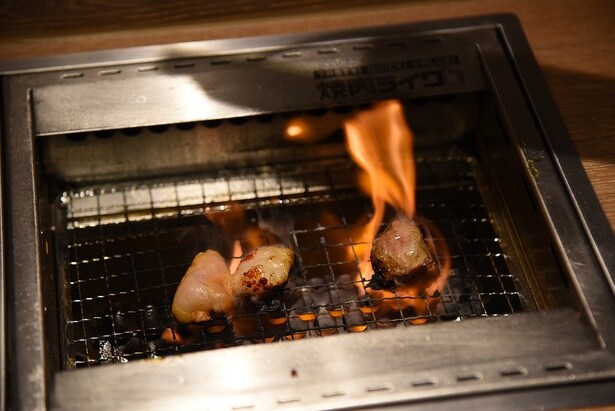 「真っ黒になるまで焦げて、脂を落とし、味を磨く」という焼き方を実践