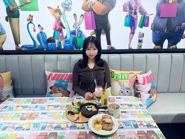 机の柄もとってもかわいい!!壁にはたくさんのキャラクターたちも！