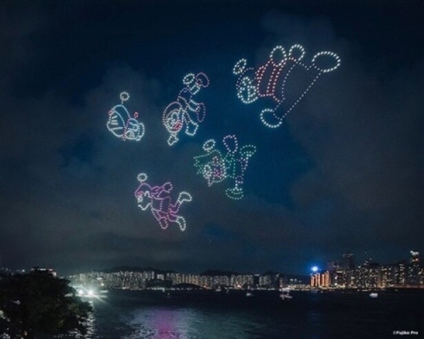 ドラえもんをはじめ、のび太やおなじみの仲間たちが1000機のドローンによって描かれる※香港開催時の様子