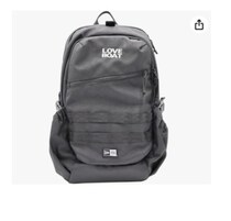 16インチPCだって、すっきりおさまる！どこへでも持ち運べる【ニューエラ】のリュックがAmazonに登場中‼