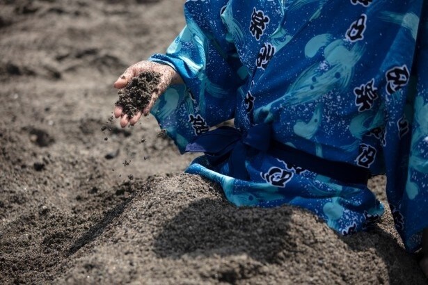 【写真】通常の砂浜の砂よりも黒く、粒子が大きいワケとは？