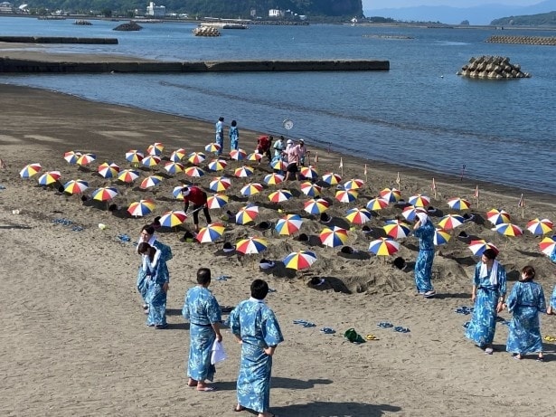 波打ち際の砂浜に、多くの人が埋めれている!?