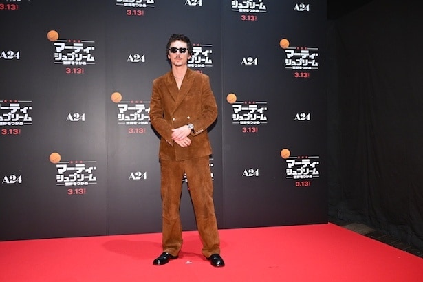 【写真】会場に登場したティモシー・シャラメ。ブラウンのジャケットとパンツというシンプルな衣装