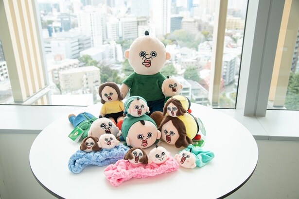 ぬいぐるみ、たわらマスコット、ヘアバンドなど、バリエーション豊富なグッズがずらり勢ぞろい