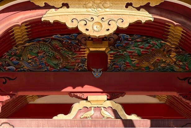 煌びやかな欄間彫刻