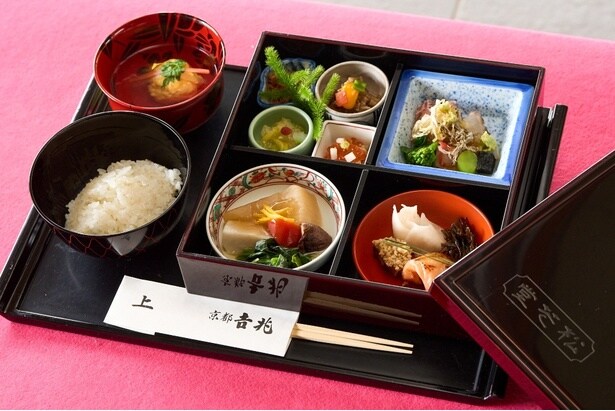 施設に併設される「京都吉兆 松花堂店」では「松花堂弁当」を提供(予約制)