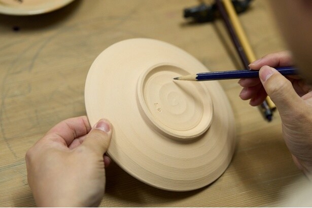 絵付け体験(4400円/要予約)の様子