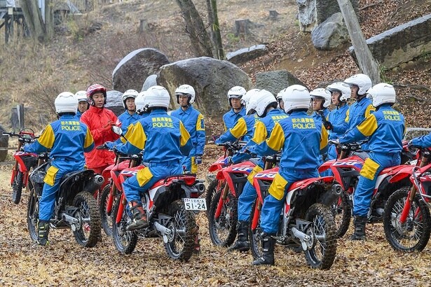 背中には各県警の名前があるものの、目的はひとつ。小川選手の話に熱心に耳を傾ける隊員のみなさん