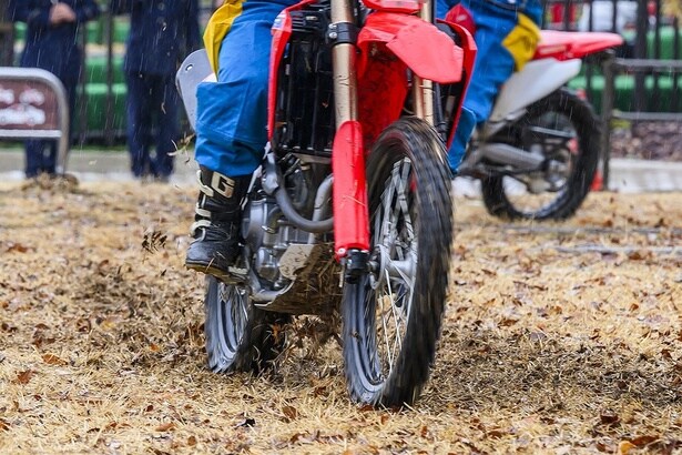 雨で濡れた悪路も、訓練にとっては絶好のコンディション。草木や泥を跳ね上げ、ダイナミックに走り抜けた。訓練が始まると会場周辺は土の香りが漂っていた