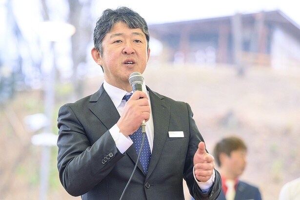「子どもたちに、モビリティを通したチャレンジ精神というものをしっかり伝えたい」と、挨拶で語ったモビリティーリゾートもてぎの総支配人・稲葉光臣さん