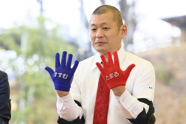 青と赤のグローブには、「すすむ」と「とまる」をわかりやすく表示。どちらの手でどの操作をするのか、認識しやすさのアイデアがひかる