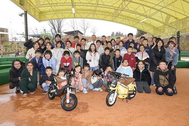 【写真】イベントの最後に、統廃合でなくなってしまう、地元・栃木県茂木町立須藤小学校の生徒と先生たちと一緒に記念撮影。子どもたちにとって、忘れられない思い出になったはず