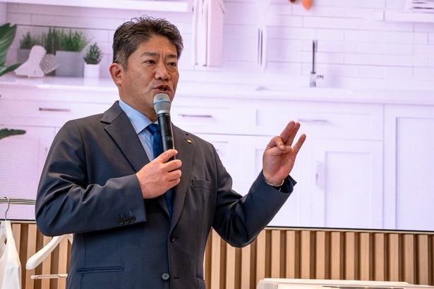 ライオン 代表取締役兼社長執行役員の竹森征之さん。着用している「SPEED WASH ONE」について、「本当に着心地いいです。色落ちも型崩れもなく、軽く着られる。自分のお気に入りのこの洋服を長く着て、使い続けられる。こういった習慣を皆様にご案内したい」と話す