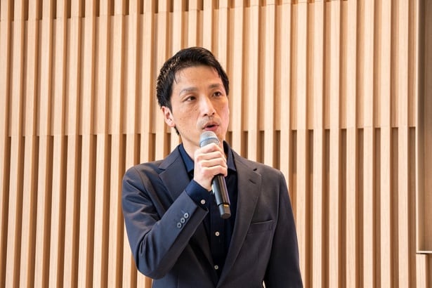 リサーチの結果、洗えるスーツが大多数であることが判明。なぜ7回以上も着用してから洗う人が洗わないのか？ライオンハウスホールド事業本部 NANOX・アクロングループ ブランドマネージャーの長池英二さんによると、縮み、型崩れ、色あせといった洗濯時の不安があるそう。そこで、「NANOX oneを使って30回洗濯しても新品レベルを目指して、ライオン研究所にて洗濯検証を繰り返してようやく商品化に至った」と開発の背景を明かした