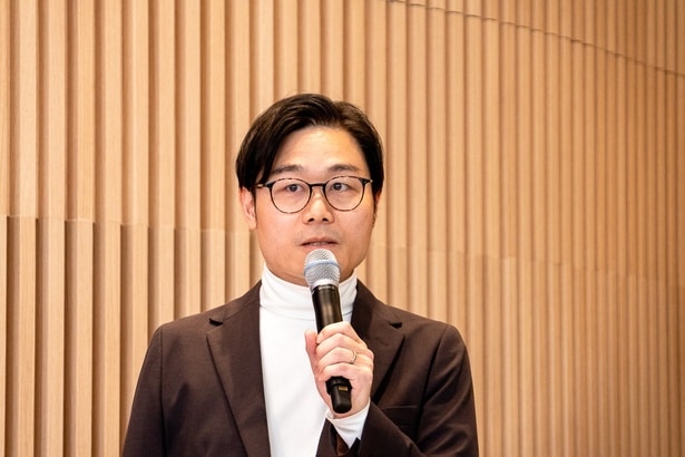 ビジネスカジュアル、オフィスカジュアル、さらにそこに機能性のニーズが増加している近年。FABRIC TOKYO Head of Strategy 土山純史さんは、「FABRIC TOKYOでは、ビジネスカジュアルの約8割が洗える仕様のスーツになっている」と語った