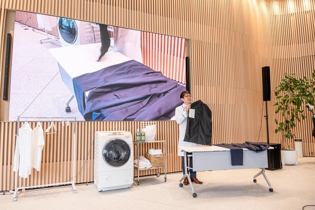 【写真】ランドリーバッグを使い「SPEED WASH ONE」の洗い方も披露された