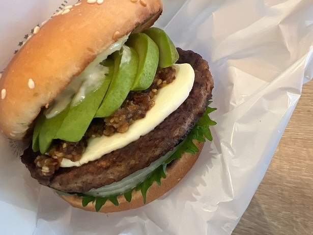 サクサク醤油、クリームチーズ、アボカドの組み合わせに大葉が香る