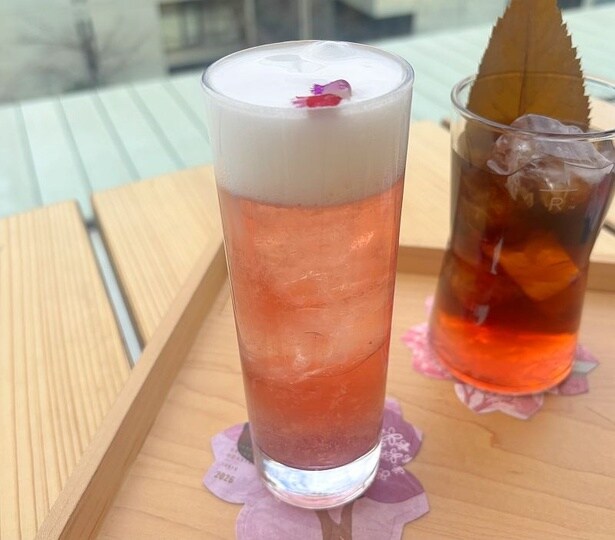 ティバーナバーの「夕桜 アリュール ピーチ ティー」。ハイビスカスやバラでピンク色を表現しているという