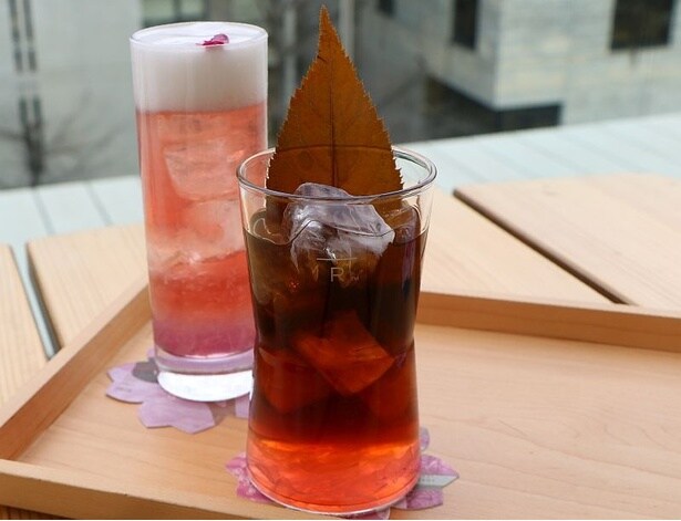 【写真】ほんのり塩も効いた桜の香りのビバレッジ「さくら バレルエイジド コールド ブリュー」。デザート感覚でアイスクリームをプラスするのもおすすめ