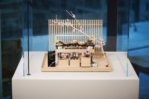 ミニチュアアート全4作品からなる「目黒川で一番小さなお花見展」では、桜を先取りして楽しめる。こちらは、ロースタリーの桜フードを1/8サイズのミニチュアで再現した「しろくまパン」の作品