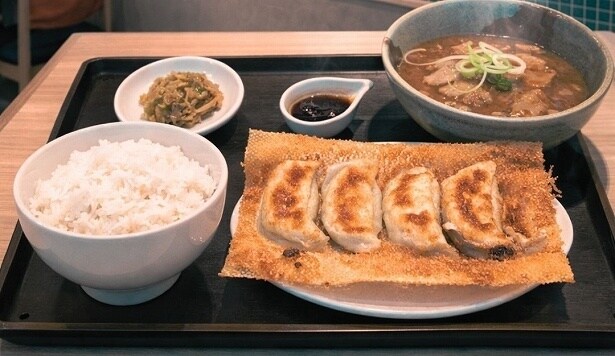 「爆汁焼餃子定食」