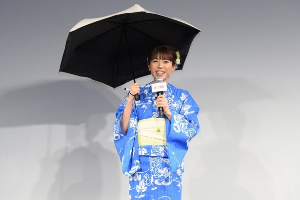 「COOL遮熱 日傘」の使い心地を語る若槻千夏さん