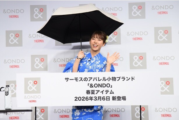 「COOL遮熱 日傘」を使用し、「子どもにも持たせたいです」と話す若槻千夏さん