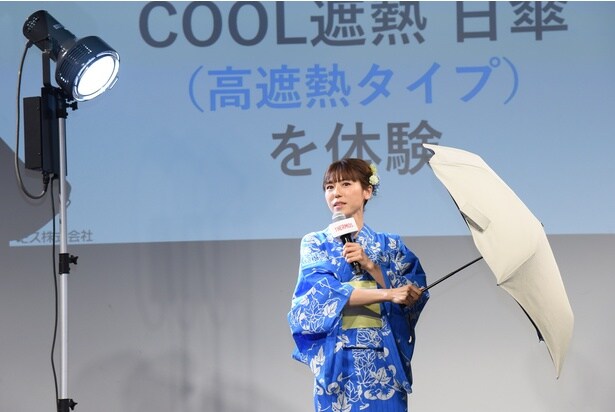 人工太陽照明灯を用いた環境下で、日傘の遮熱効果を体験