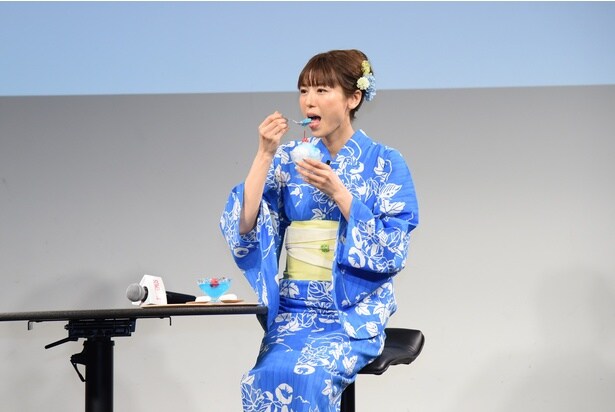 人工太陽照明灯を用いた環境下で、かき氷の食べ比べを行う若槻千夏さん