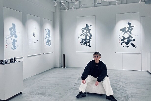 3月14日(土)にライブパフォーマンスを披露する、書道アーティスト・内⼭崚