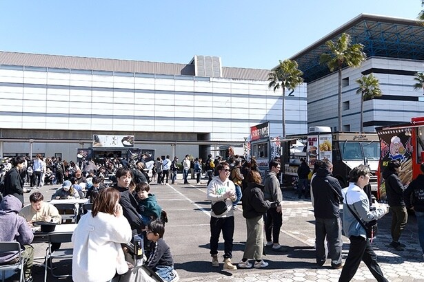 屋外にはさまざまなキッチンカーが登場する