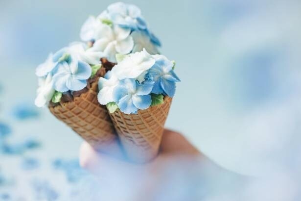 ネモフィラの花に見立てたあんがのる「ネモフィラブーケアイス」(900円)は、味も見た目も抜群！