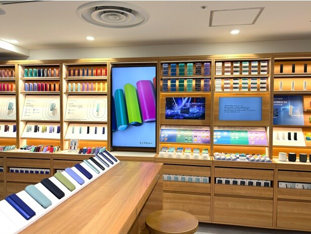 加熱式たばこ製品および専用たばこスティック、アクセサリーなどを店内に陳列