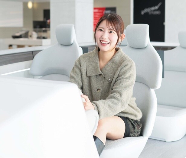 SDV(ソフトウェア・デファインド・ビーグル)の運転シミュレーターに乗って、未来の移動を体験。「未来の運転ってこんなに楽しいんだ！」(青木さん)