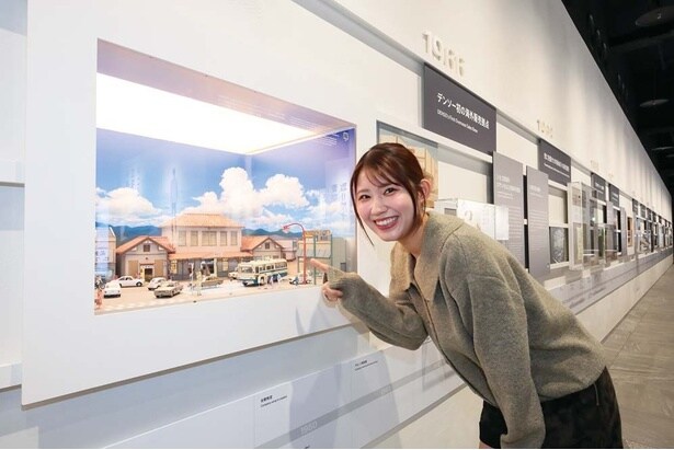 マイカーブームが始まった1960年代後半～70年代前半をテーマにしたジオラマ。「よく見るとデンソーの昔のロゴ・NDが！」(青木さん)