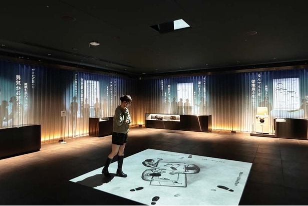 「足跡マークに立つと映像がスタート」(青木さん)