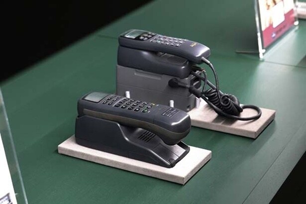 【写真】当時は最先端だったという、自動車電話などに興味津々！