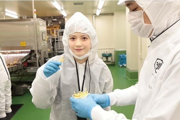 坂本さんも最終確認をさせてもらった。「味付け前の素揚げポテトもおいしい！」(坂本さん)