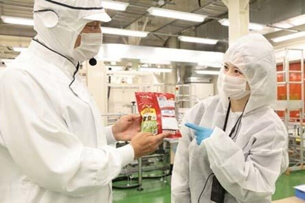 中部工場で製造された商品には、パッケージの裏面に＋Gの印字がある。「ここに＋Gの印字があるんですね！」(坂本さん)