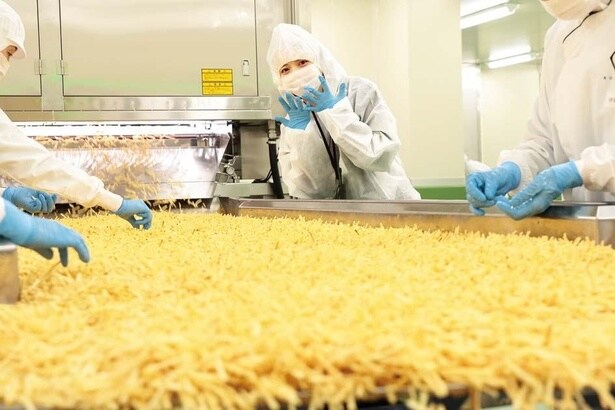 この日製造していたのは湖池屋のロングセラー、カラムーチョ。製品サイズにカットし、180℃前後の油で揚げる