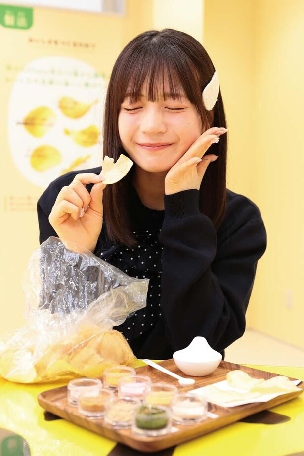 うまくできたか味見。「ん～！おいしすぎて食べ過ぎちゃうかも⁉」(坂本さん)