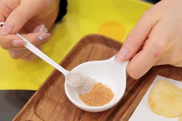 うまみ塩を2杯、好きなフレーバー2種類をそれぞれ2杯ずつ入れる