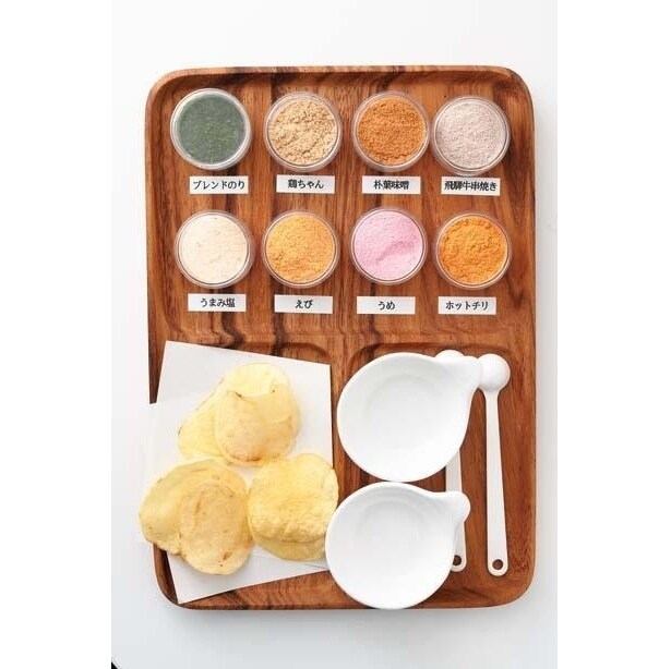 食べ比べ用の素揚げポテチと8種類のフレーバー、味作りに使用する道具をワンプレートにセット