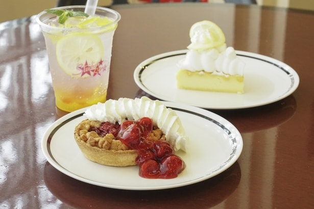 チェリーパイ(手前)、NYチーズケーキ 〜レモン&スモア〜(右奥)、スタジオ・スターズ・レモネード(左奥)