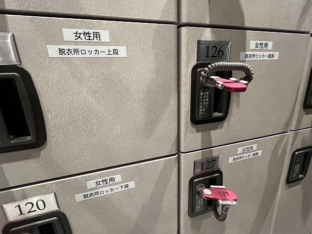 靴箱のキーが脱衣所のロッカーキーと連動