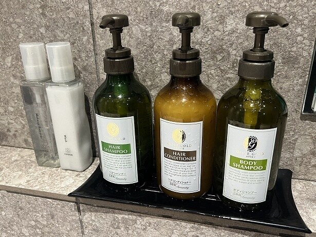 洗い場にはボディソープ、シャンプーなどが設置されている