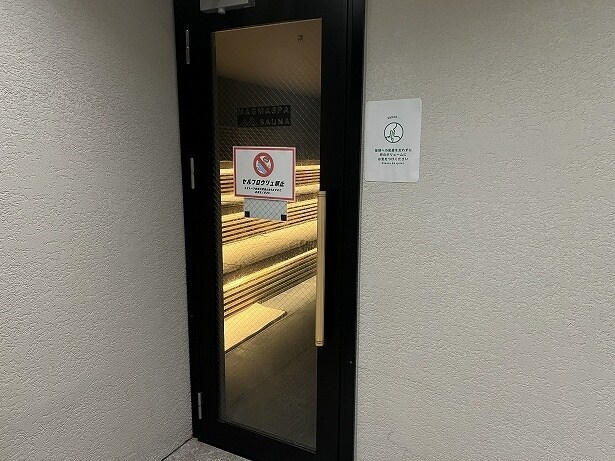 サウナ室の入口は二重扉になっている